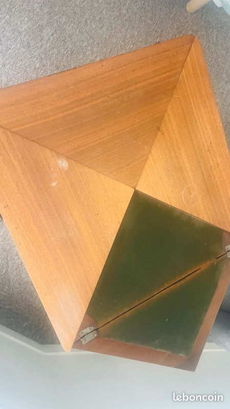 Table d'appoint vintage en bois avec détails sculptés (image 3)