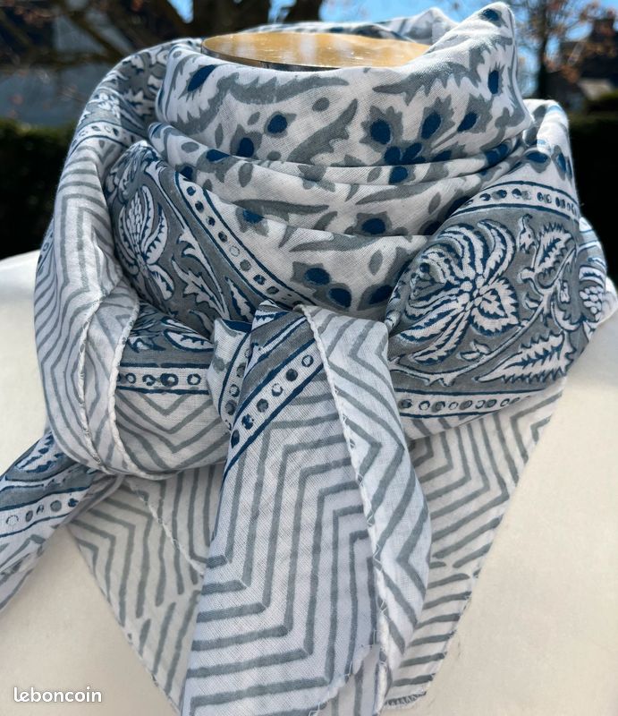 Foulard carré coton indien block print, grand bandana indien, fond blanc et motifs bleu et gris (image 2)