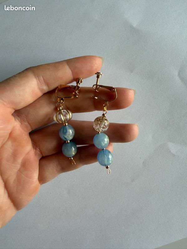 Boucles d'oreilles Clips Fait Main - Perles Marbrées Bleu Ciel & Perles de Verre Transparente (image 2)