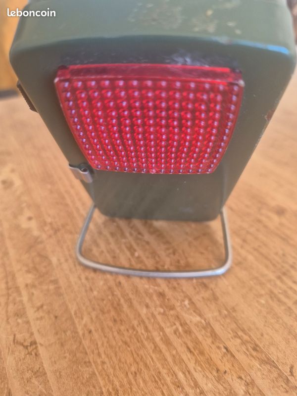 Lampe Torche Ancienne Varta Rouge - À Réviser, Vintage, Sur Batterie