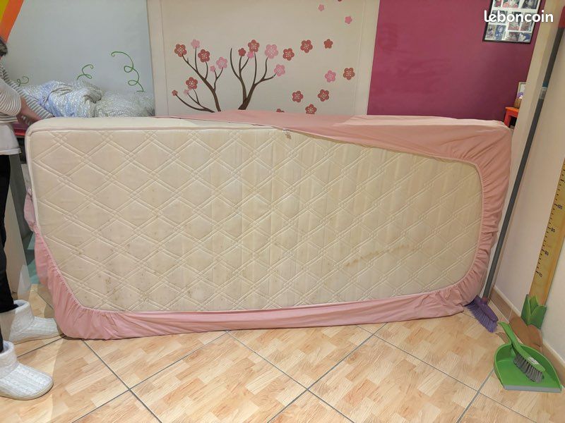 Beau lit bois gris avec sommier 90x200 parfait état avec matelas à donner (image 8)