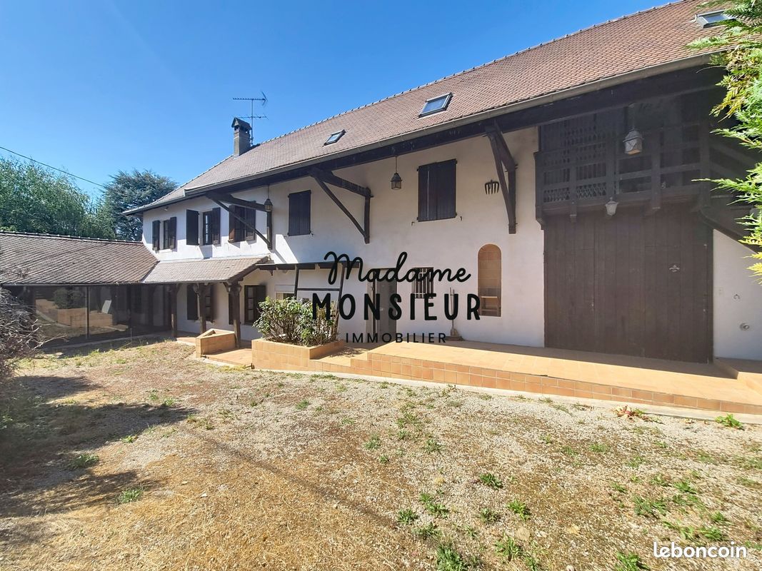 Maison 12 pièces 260 m² · à Vignieu · 260 m² · 249 000 €