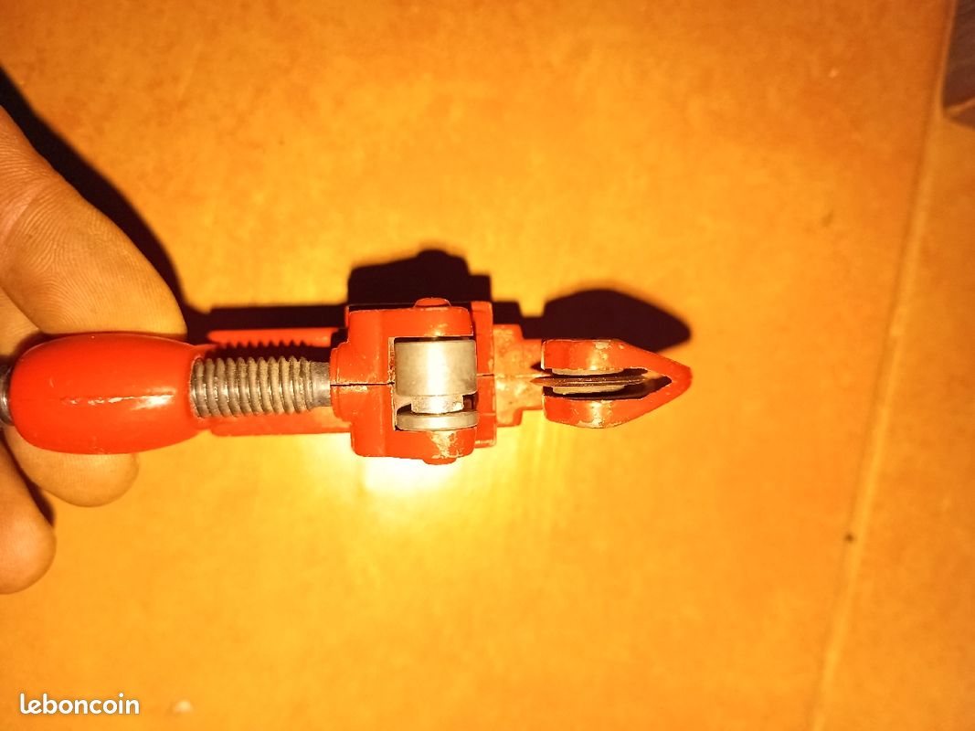 Coupe tube cuivre PER rouge et gris (image 3)