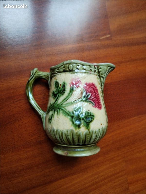 Ancien pichet en céramique barbotine vert, décor floral polychrome. Hauteur 11 cm, diamètre env. 11 x 7 cm. Bon état général, petite fissure et restauration visibles. Objet décoratif de charme (image 6)