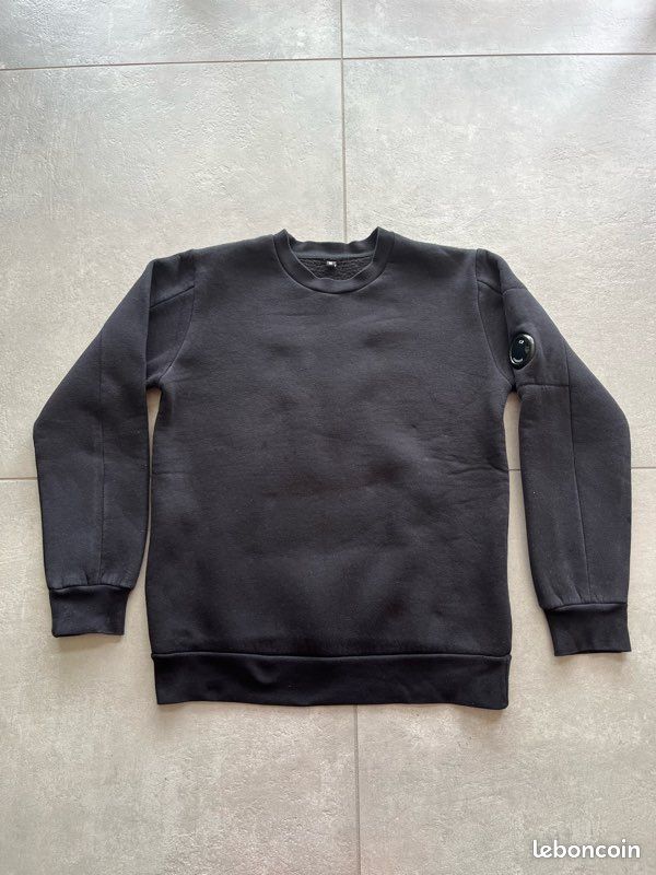 Sweat style C.P. Company – noir, patch lentille manche (image 1)