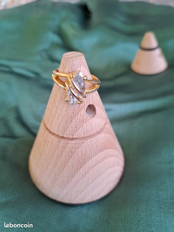 Bague dorée pierre blanche (image 1)