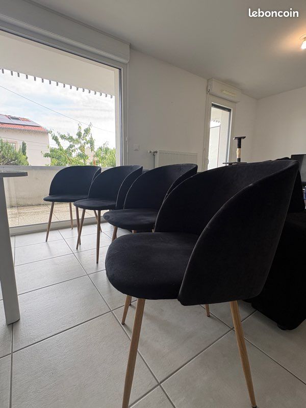 Lot de 4 chaises en velours noir avec pieds metal effet bois (image 3)