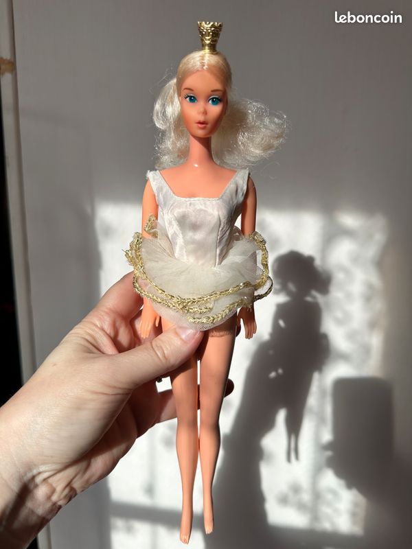 Poupée Barbie articulée MATTEL 1976 avec ses accessoires vintages