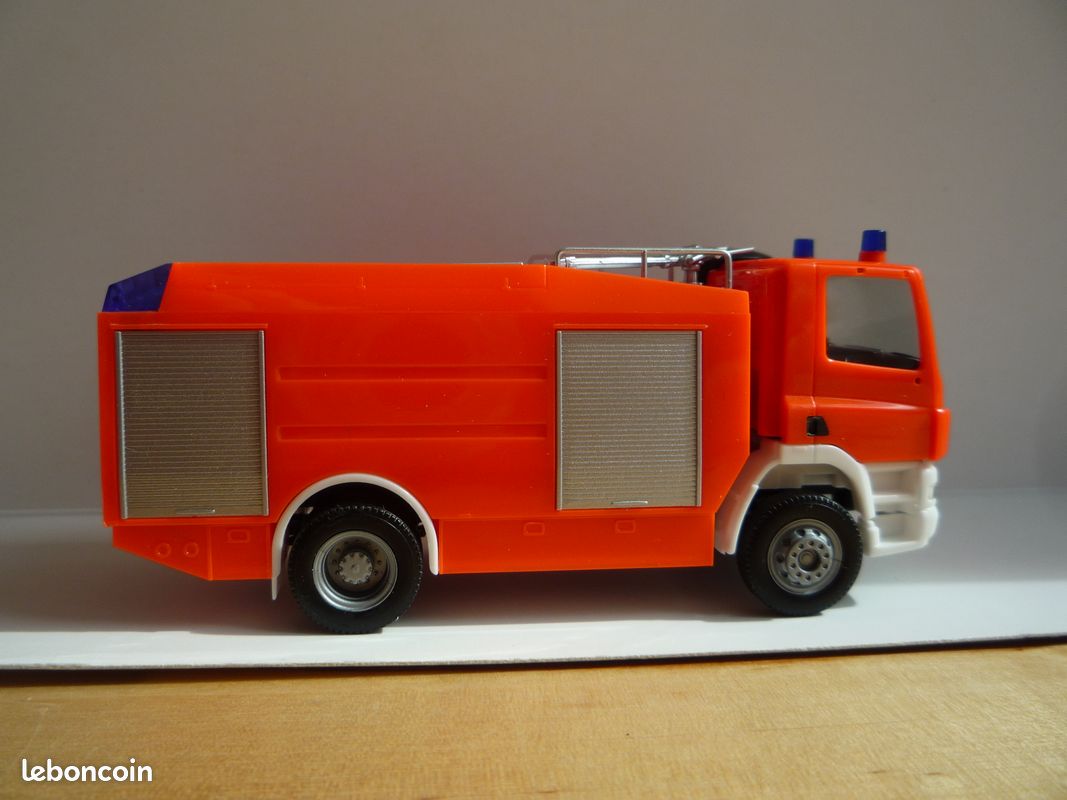 Camion Herpa MAN TGE miniature de pompiers Porsche Stuttgart à l'échelle 1/87 en plastique injecté