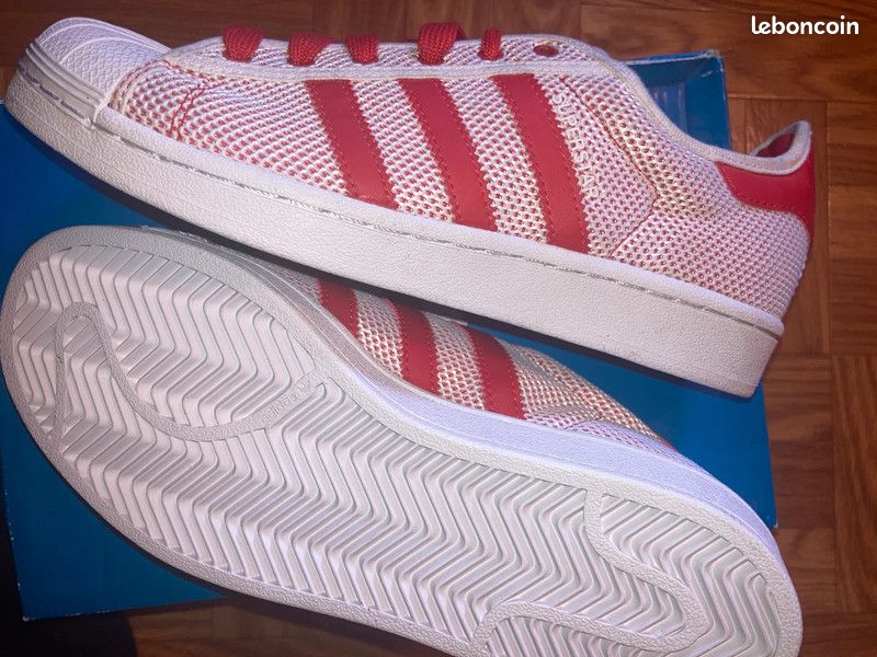adidas gazelle silver green womens Adidas Superstar blanches avec bandes rouges – SneakBoutik