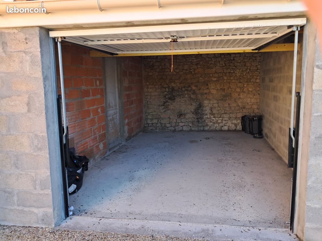 Loue garage voiture · à Lesparre-Médoc · 120 €/mois