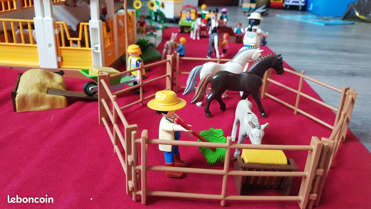 Centre équestre Playmobil avec beaucoup de chevaux - Jeux & Jouets