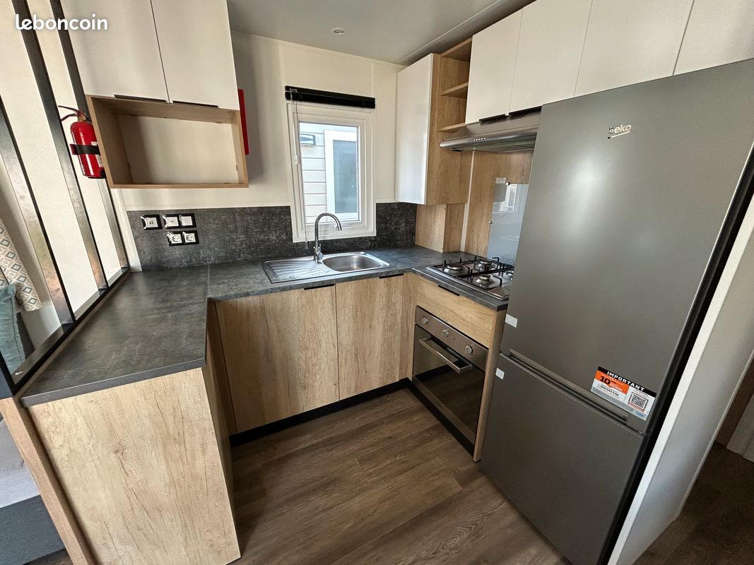 MOBIL HOME RAPID HOME BORA BORA 3CH (10M x 4M) CLIMATISATION, FOUR, STORES OCCULTANTS ET MOUSTIQUAIRES, ISOLATION RENFORCEE, VMC, FRIGO-CONGELATEUR 2 PORTES 262 LITRES BEKO NEUF (image 3)