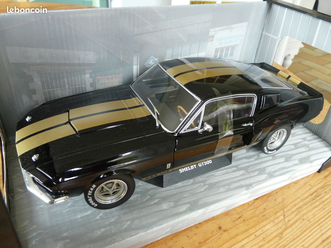 Voiture Ford Mustang GT500 noire et dorée 1967 neuve en boîte (image 2)