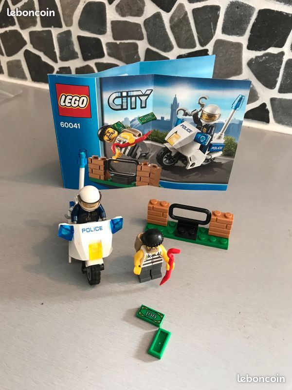 LEGO Moto police et voleur 60041 (image 1)