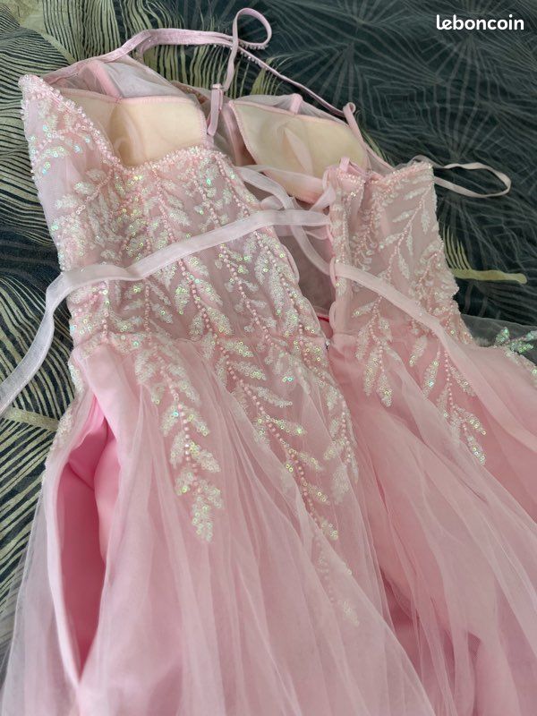 ROBE CÉRÉMONIE ROSE avec STRASS sur le haut de la robe En M