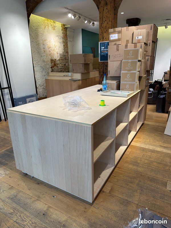 Comptoir / Présentoir de vente en Bois Nervuré - Design moderne scandinave (image 2)