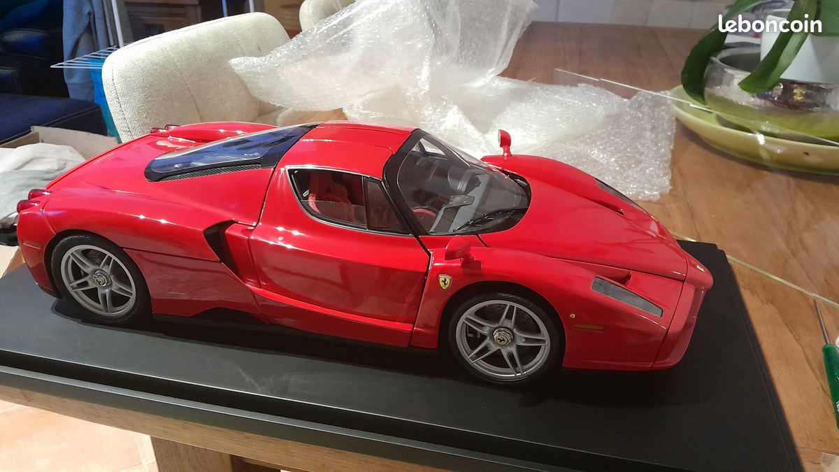 RARISSIME FERRARI ENZO 1/10 éme de chez altaya avec 62 revues ferrari et 2 post EUR 100,00 - FR