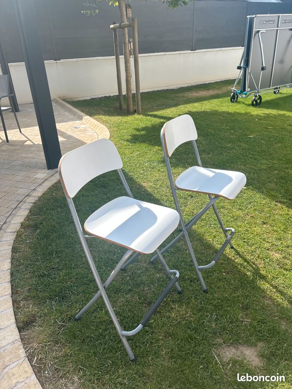 Ensemble table et 4 chaises hautes (image 1)