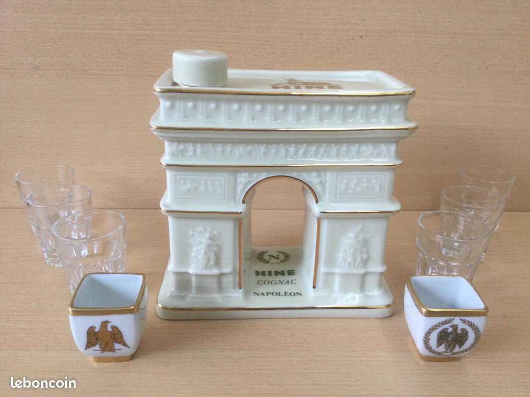 Bouteille cognac HINE Napoléon Arc de Triomphe en porcelaine +2 godets ,6 verres (image 1)