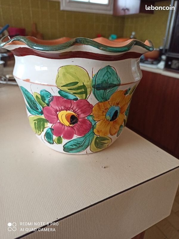 Cache pot (image 2)