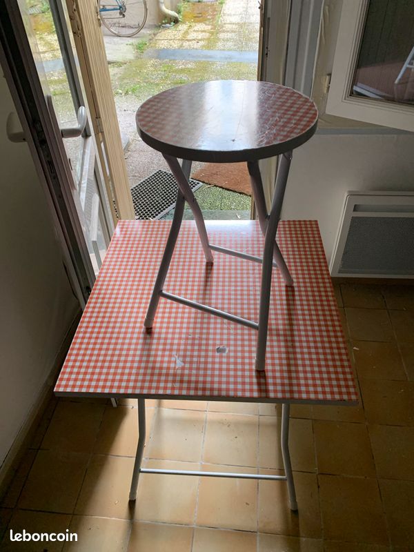 Table avec tabouret (image 1)