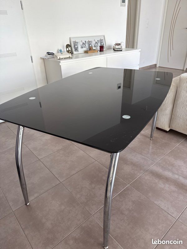 Table en verre (image 1)