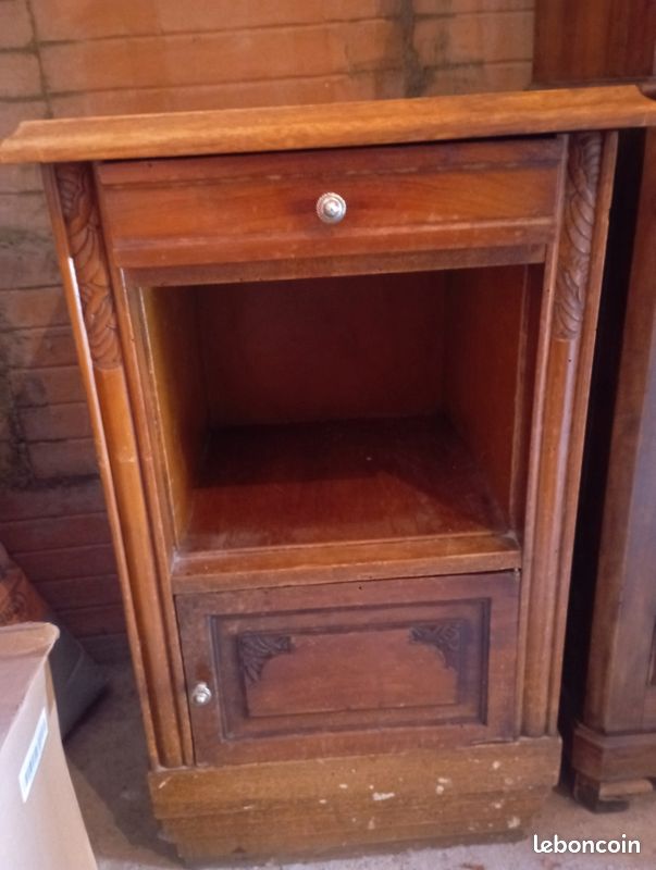 Table de nuit en bois (image 1)