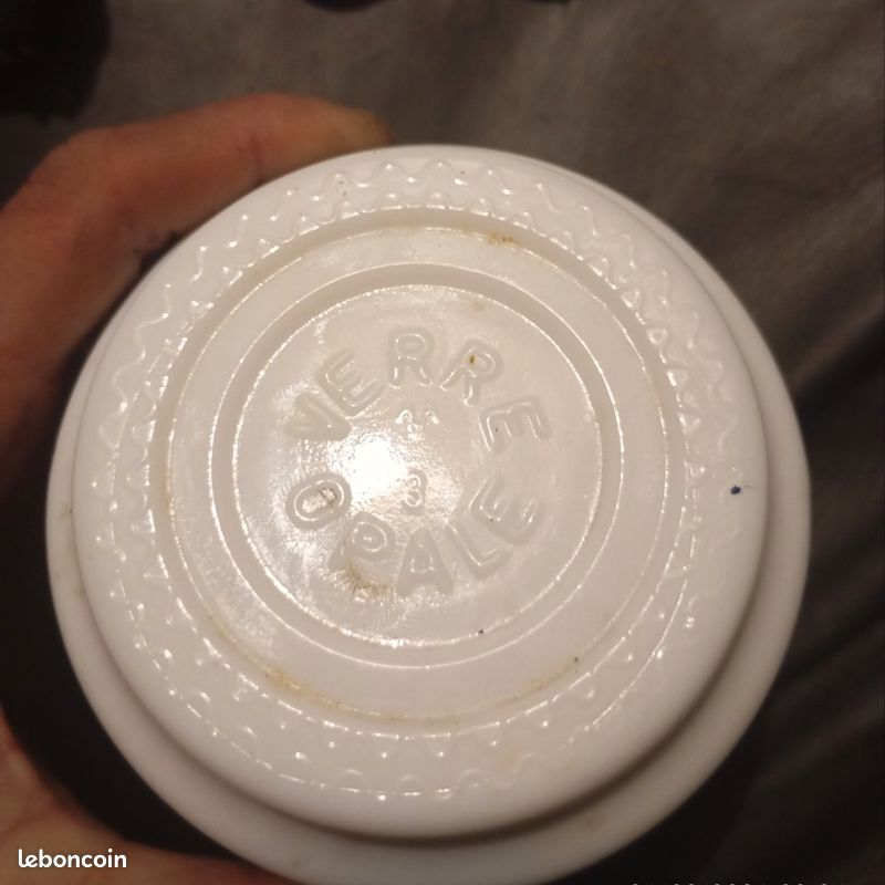 Vase en verre opaline blanc – Décor floral raffiné (image 3)