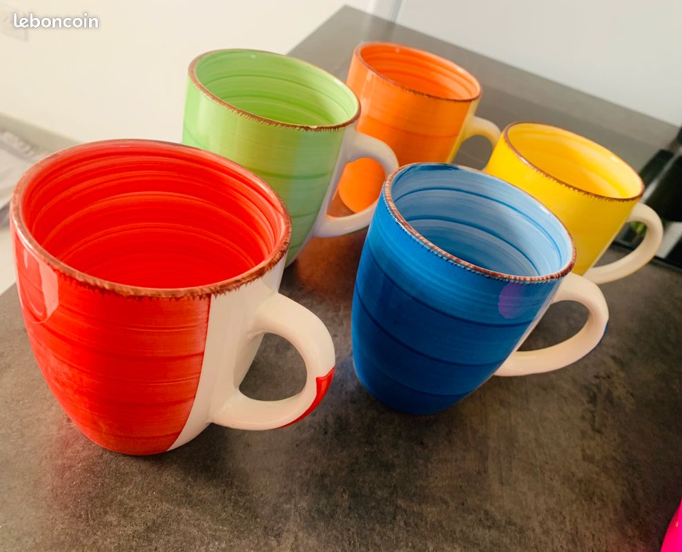 Lot mugs multicolores PAS D’ENVOI (image 1)