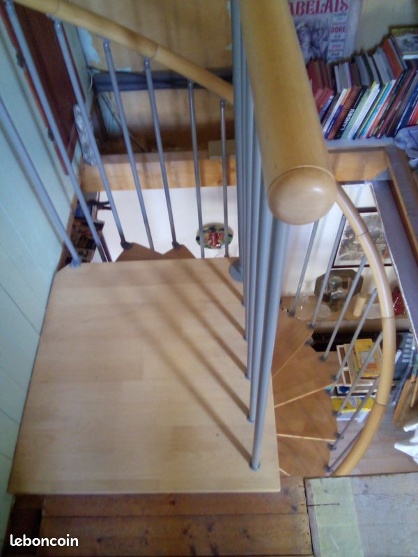 Escalier hélécoīdal en bois et métal (image 3)