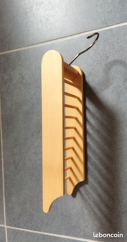 Porte foulard ou cravate en bois (image 2)