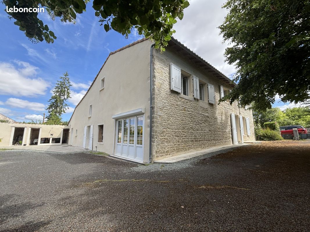 Maison 6 pièces 240 m² · à La Foye-Monjault · 240 m² · 295 000 €