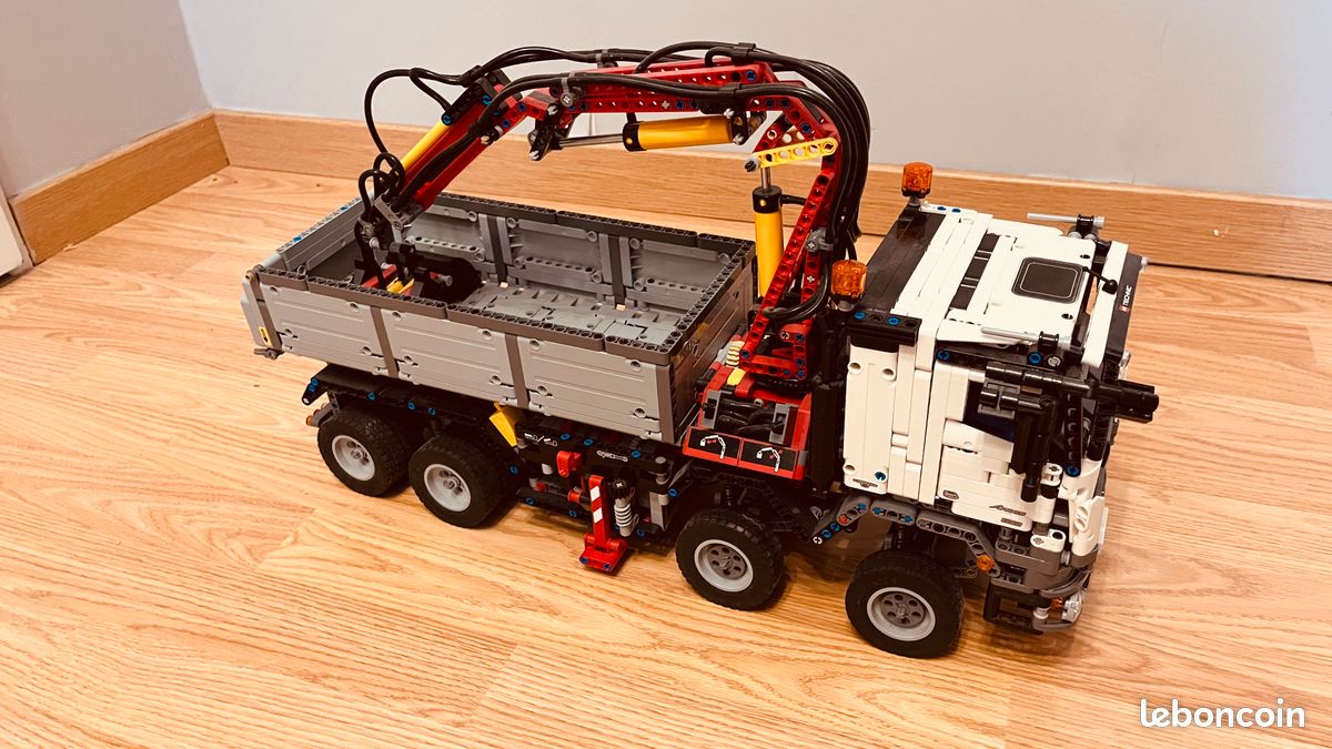 Lego 42043 modifié (image 2)