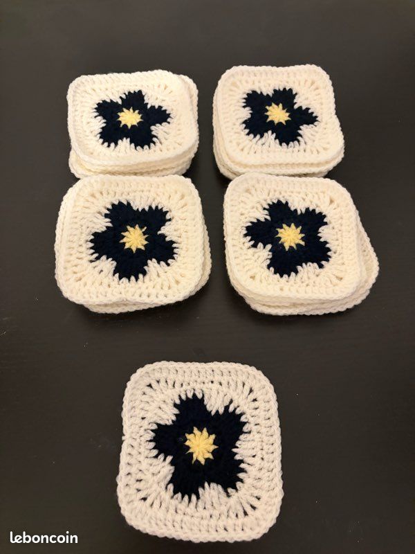 Granny squares fait main bleu foncé et blanc (image 4)