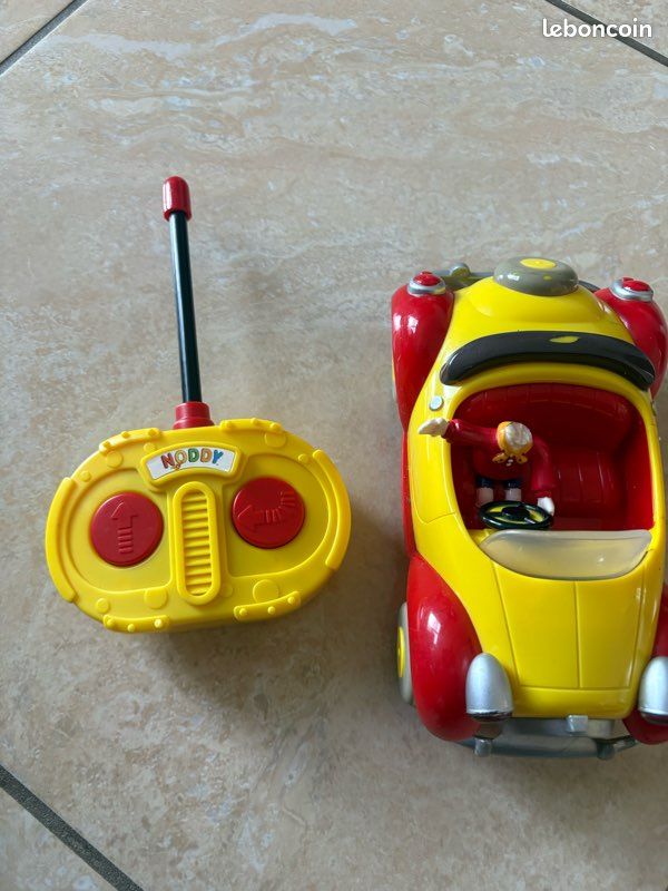 Voiture télécommandé oui oui fonctionne bien (image 1)