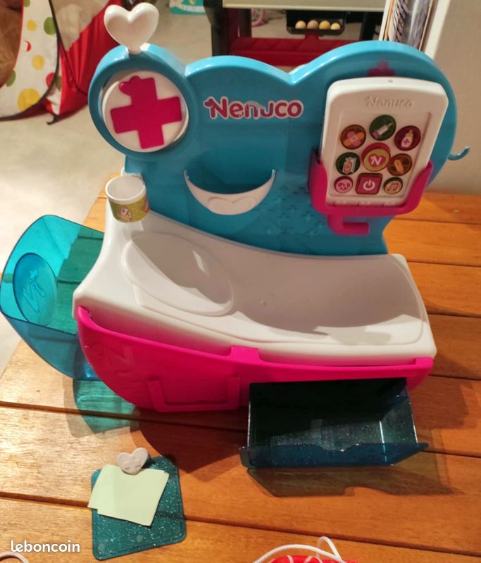 Nenuco - Ma première visite médicale, kit de soin pour ta poupée Nenuco : Achat occasion | Poupées Nenuco 6 ans (116-123 cm) Neuf, avec étiquette Nenuco - Ma première visite médicale, kit de soin pour ta poupée Nenuco : Achat occasion | Poupées Nenuco 6 ans (116-123 cm) Neuf, avec étiquette