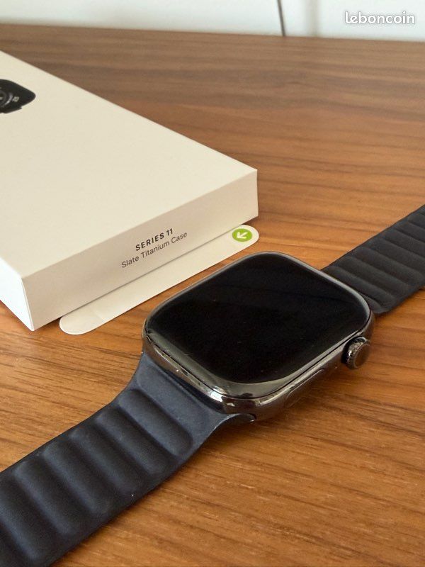 Apple Watch 11 46 mm Titane Ardoise - Batterie 100 % - 4 bracelets (image 1)