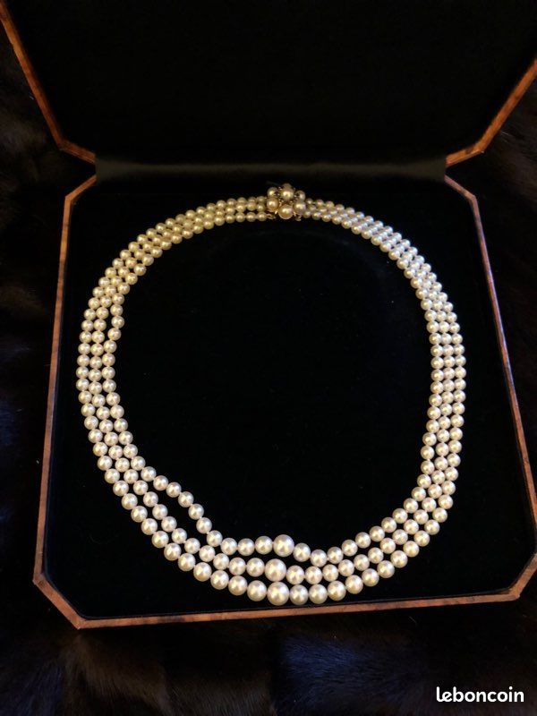 Collier Trois Rangs De Perles Avec Pendentif Couronne - Bijou Fantaisie Occasion état Neuf
