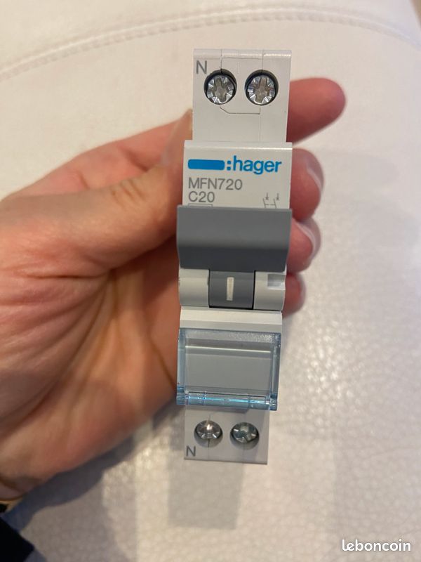 HAGER - Disjoncteur Ph+N 20A, pouvoir coupure 3kA, courbe C, 1 module - MFN720 (image 1)