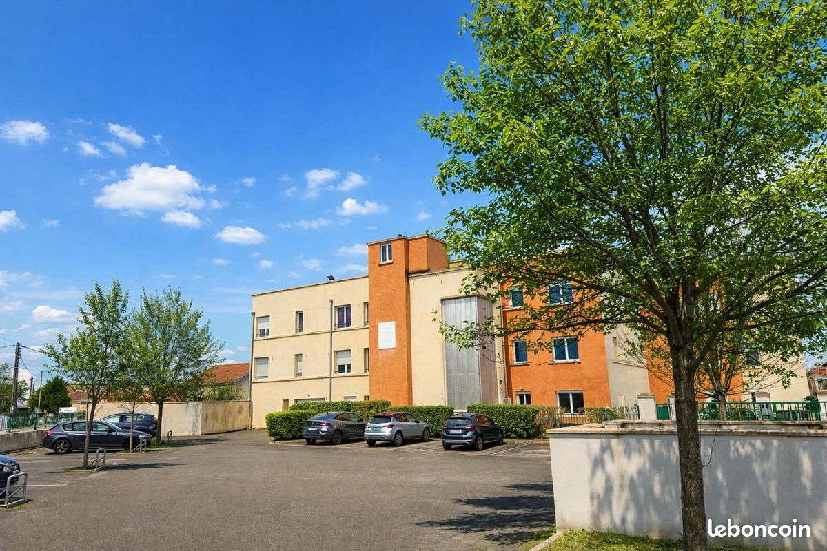 Appartement 3 pièces 84 m² · à Bourgoin-Jallieu · 84 m² · 830 €