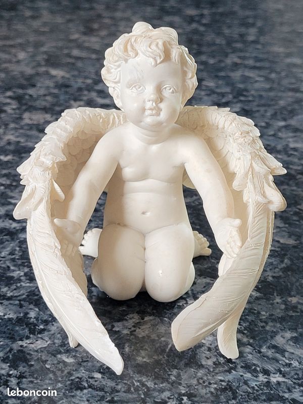 Angelot agenouillé en céramique (image 1)