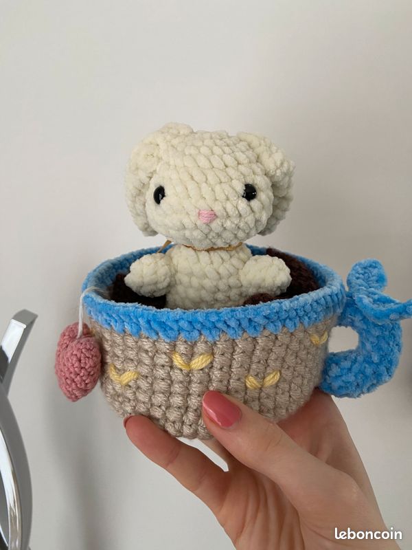 Lapin dans tasse en crochet fait main (image 1)