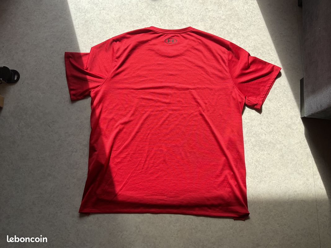 Tee-shirt rouge logo noir Under Armour coupe ample taille XL - Vêtements