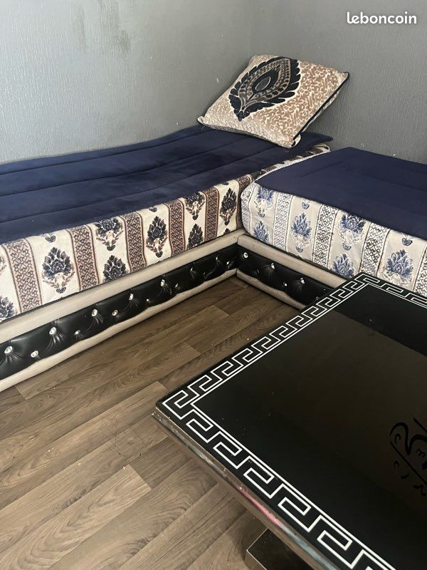 Canapé avec coussin et table en verre (image 2)