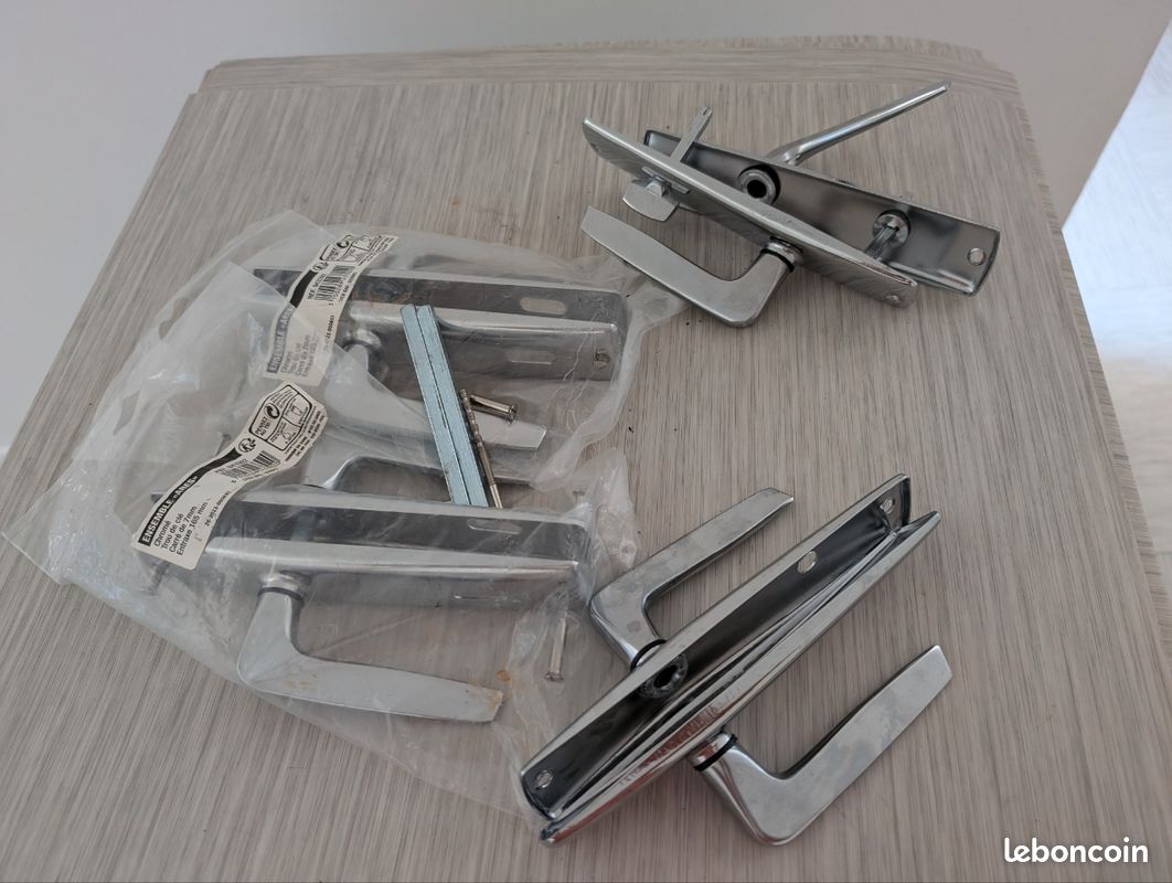 Lot de 2 ensembles de poignée pour porte intérieure
Prix : 15 les 2
Envoi possible (image 1)