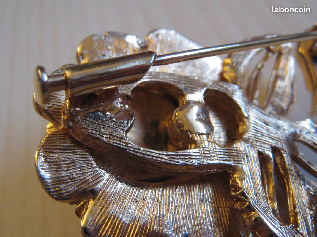 Broche Ancienne Vintage En Métal Doré Avec Perle - Bijou Occasion Charmant