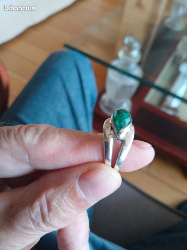 Bague argent sertie d,une magnifique émeraude taillée d,environ2,5 carats , cédé 450 euro , à débatre raisonnablemét ? (image 4)