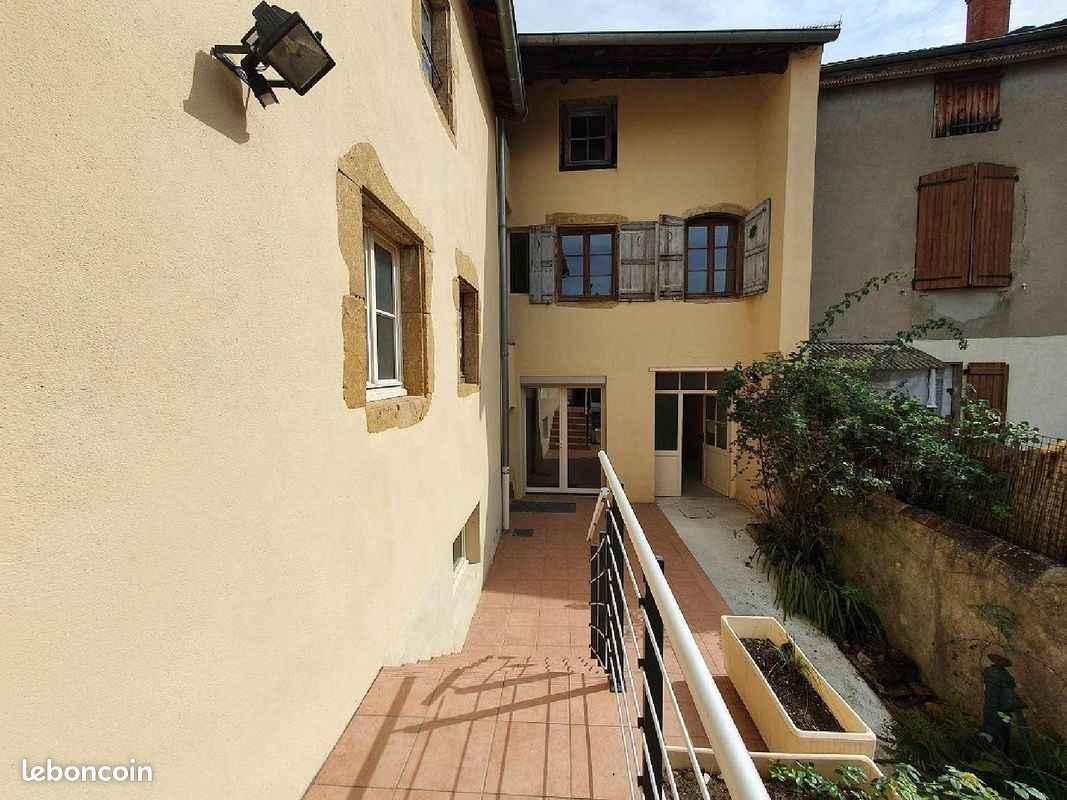 Maison 6 pièces 143 m² · à Marcigny · 143 m² · 100 000 €