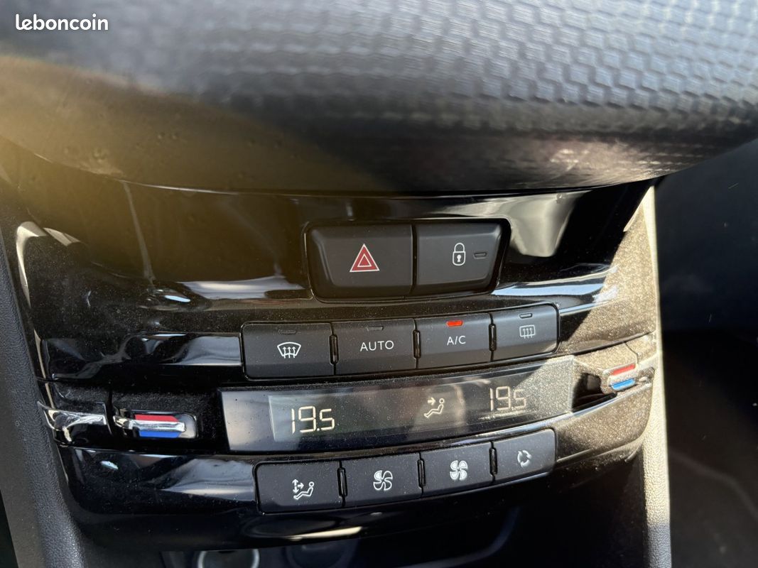 Peugeot 2008 BlueHDi 120 EAT6 Allure Business (image 16)